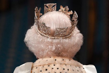 Die Queen und ihre Krone im Jahr 2019:&nbsp;Ihre legend&auml;r robuste Gesundheit erhielt zuletzt einige D&auml;mpfer