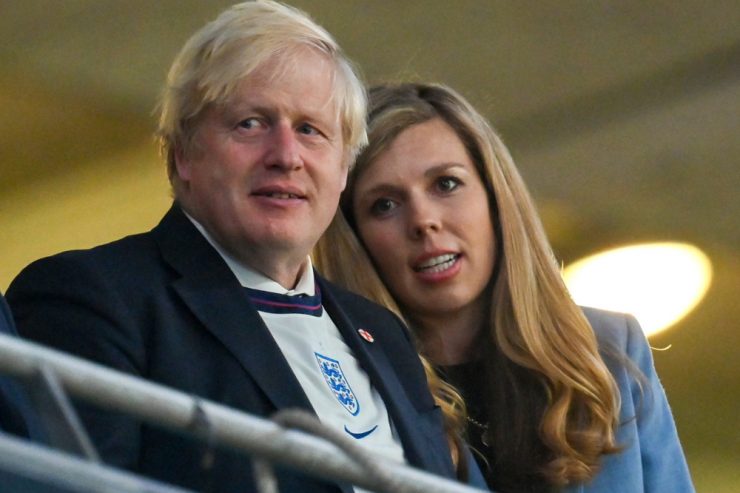 Großbritannien / Im Kampf gegen Premier Boris Johnson greifen die Feinde nun dessen Frau Carrie an