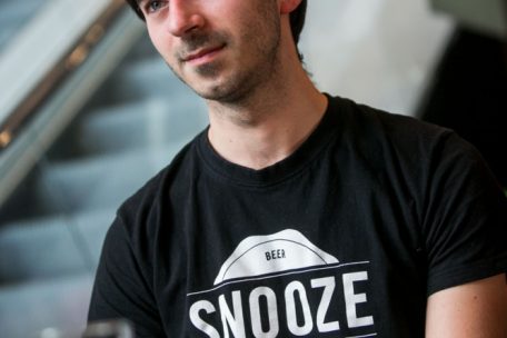 Kellner Quentin Villeval fällt es schwer, Kunden nach Hause schicken zu müssen