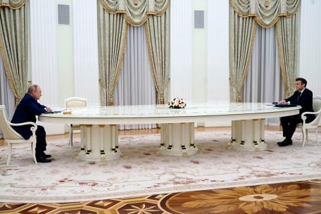 Auf Distanz in Moskau: Russlands Pr&auml;sident Wladimir Putin empf&auml;ngt seinen franz&ouml;sischen Amtskollegen Emmanuel Macron