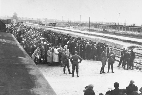 Ungarische Juden nach der Ankunft im Vernichtungslager Auschwitz-Birkenau. SS-Lager&auml;rzte nahmen die Selektion vor. Wenn der Zeigefinger des Arztes nach links zeigte, bedeutete es die sofortige Ermordung in einer Gaskammer, nach rechts, die Einweisung ins Lager f&uuml;r Zwangsarbeit (Foto: Bernhard Walter/Ernst Hofmann, Mai 1944).