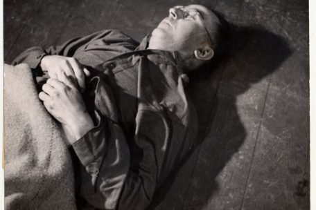 Hitler beauftragte den Reichsf&uuml;hrer SS und Chef der deutschen Polizei, Himmler, mit der praktischen Umsetzung der Shoah. Der Massenm&ouml;rder Himmler bevorzugte es, wie sein Mentor Hitler und sein Kommilitone G&ouml;ring, sich am 23.5.1945 das Leben zu nehmen. Fotograf unbekannt.