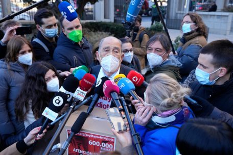 Immer weniger Filialen und Personal / Wie ein spanischer Rentner mit seinem Kampf gegen die Banken zum Held wird