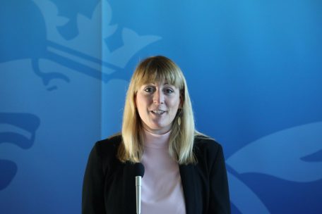 Jessy Medinger, Koordinatorin des pädagogischen Teams, erläuterte die drei Standpfeiler der Europaschule Gaston Thorn: Demokratie, Digitalisierung und Musik