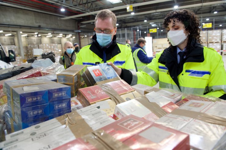 Schmuggel / Zoll stellt in Sisyphusarbeit rund 1,9 Millionen Zigaretten sicher