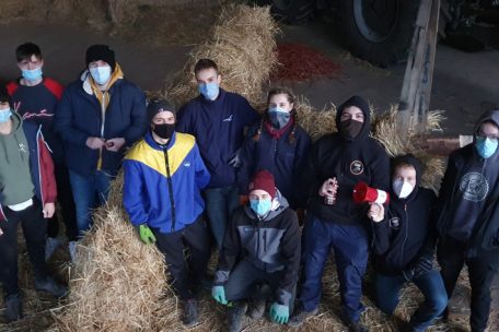 Noé Hoffmann (5.v.l.) und die anderen Mitglieder vom Gilsdorfer Jugendverein haben auch im vergangenem Jahr dafür gesorgt, dass die Menschen im Ort eine brennende „Buerg“ zu sehen bekamen
