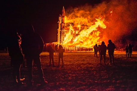 Das letzte Burgbrennen in Niederanven fand 2020 statt. Zwei Jahre danach macht man sich mit etwas weniger freiwilligen Helfern ans Werk.