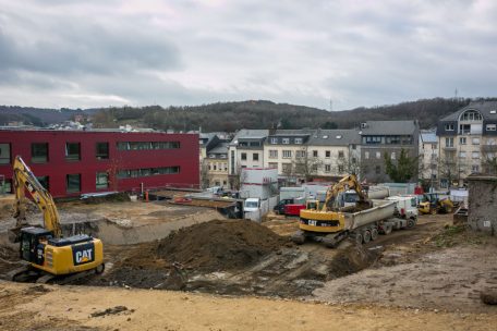 Die neue Sporthalle im Zentrum von Düdelingen soll spätestens Anfang 2024 öffnen. Im oberen Geschoss befindet sich die Mehrzweckhalle, im unteren Geschoss wird ein 25-Meter-Becken für den Schwimmsport eingerichtet.