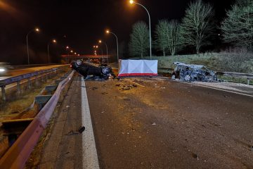 Schwerer Unfall / Mann fährt falsch herum auf die A4 und kollidiert mit Gegenverkehr – Fahrer stirbt