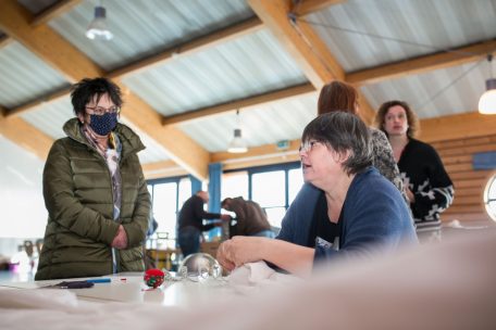 Charlotte Kieffer (l.) kann beim Fertigen von zwei Kissenbezügen auf die Unterstützung der Hobbyschneiderin Karin Antierens (r.) und ihrer Nähmaschine zählen