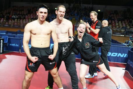 Lie&szlig;en nach dem entscheidenden Duell die Muskeln spielen: Jos&eacute; Lavado, Coach Mike Bast und Tessy Gonderinger&nbsp;