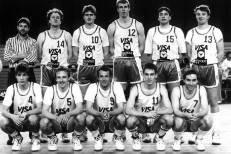Die Meistermannschaft von 1989: Vordere Reihe (v.l.n.r.): Romain Schmitz, Fernand Colbach, Claude Hoffmann, L&eacute;o Neuman, Gilles Schuler; hintere Reihe (v.l.n.r.): Marcel Hetto (Coach), Marcel Colbach, Claude Schmit, Lee Rowlinson, Marco Moes, Serge Hetto