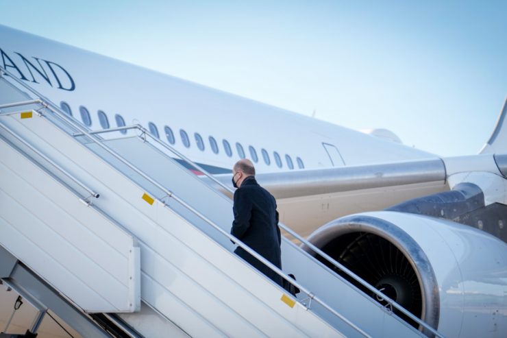 Ukraine-Konflikt / Bundeskanzler Scholz reist begleitet von Kriegswarnungen nach Kiew und Moskau