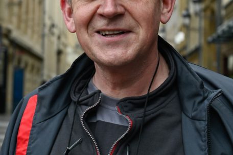 Techniker Luc Fransoo beschäftigt sich bei der Arbeit mit Aufzügen und ist deshalb viel bei Kunden unterwegs – bei denen er dann ein entsprechendes Zertifikat vorzeigen muss