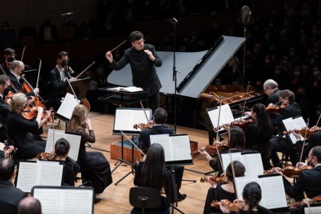 Alain spannt den Bogen / „Le Piano Symphonique“ in Luzern und die 7. Symphonie von Dvorak in der Philharmonie