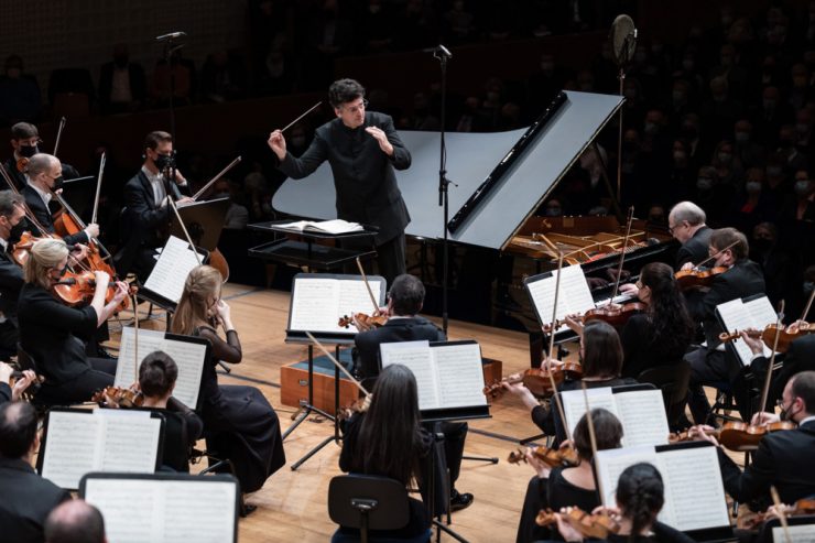 Alain spannt den Bogen / „Le Piano Symphonique“ in Luzern und die 7. Symphonie von Dvorak in der Philharmonie