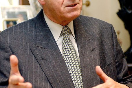 2004 zog sich Poos aus dem aktiven politischen Leben zurück