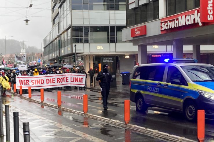 Gesellschaft  / Saarbrücken: „Wir sind die rote Linie“ – 2.200 Demonstranten bei schlechtem Wetter 