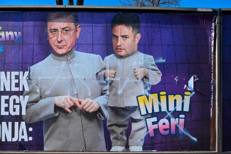 Persiflage des Hollywoodfilms Austin Powers: Fidesz-freundliche Organisationen verunglimpfen Peter Marki-Zay und den fr&uuml;heren sozialistischen Premier Ferenc Gyurcsany auf Plakaten