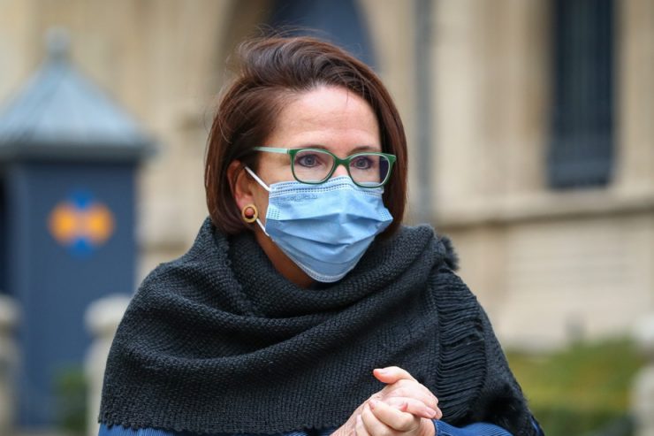 Ab ins Homeoffice / Finanzministerin Yuriko Backes hat sich mit Corona infiziert, arbeitet aber weiter