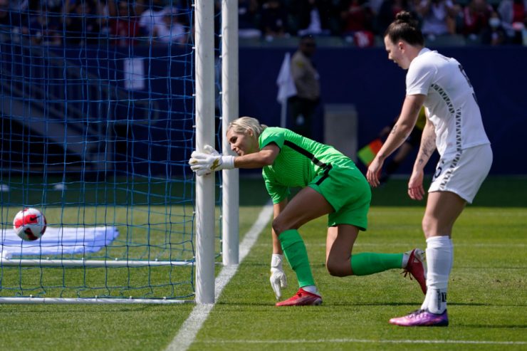 Ungewünschter Hattrick / Riesenpech für Fußballerin Moore: Drei Eigentore in einer Halbzeit