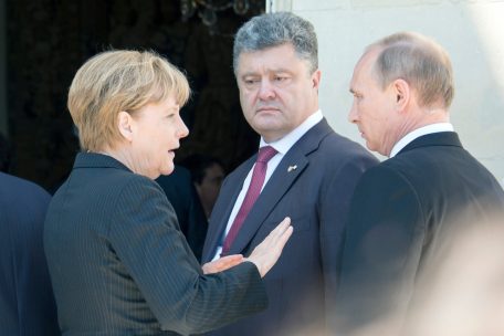 Erstes Herantasten: Die deutsche Bundeskanzlerin Angela Merkel, der k&uuml;nftige ukrainische Staatschef Petro Poroschenko (M.) und der russische Pr&auml;sident Wladimir Putin treffen sich am 6. Juni 2014 im Schloss von B&eacute;nouville vor einem offiziellen Essen zum 70. Jahrestag der Truppenlandung der Alliierten in der Normandie