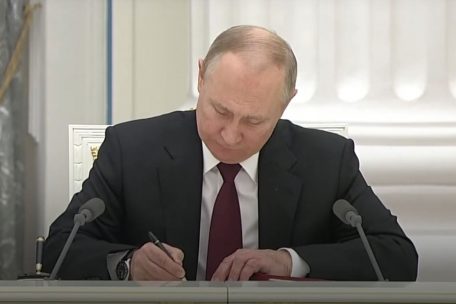 Ukraine-Konflikt / Verräterische Armbanduhr: Hinweise deuten auf vorab aufgezeichnete TV-Bilder aus dem Kreml