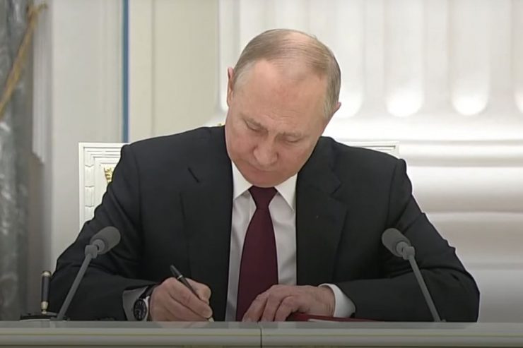 Ukraine-Konflikt / Verräterische Armbanduhr: Hinweise deuten auf vorab aufgezeichnete TV-Bilder aus dem Kreml