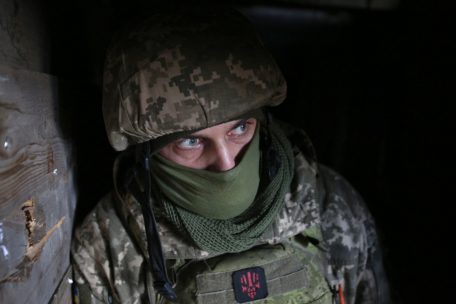 Ein ukrainischer Soldat wartet am Mittwoch an der Frontlinie nahe Luhansk darauf, dass der Granatenbeschuss aufh&ouml;rt
