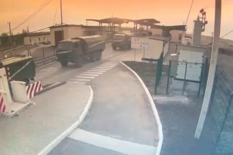Ein Bild aus einer vom Staatlichen Grenzschutz der Ukraine ver&ouml;ffentlichten Videoaufzeichnung zeigt am Donnerstag russische Milit&auml;rfahrzeuge, die die Grenze von der Krim zur Ukraine &uuml;berqueren (genauer Standort nicht angegeben)
