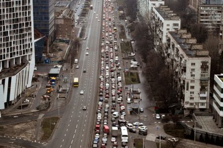Autos stauen sich, w&auml;hrend die Menschen die Stadt Kiew verlassen. Der russische Pr&auml;sident Wladimir Putin hat am Donnerstag eine Milit&auml;roperation in der Ukraine begonnen und andere L&auml;nder gewarnt, dass jeder Versuch, sich in die russische Aktion einzumischen, zu &bdquo;Konsequenzen f&uuml;hren w&uuml;rde, die Sie noch nie gesehen haben.&ldquo;