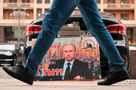 Ein Plakat in Moskau zeigt Russlands Pr&auml;sidenten Putin und fragt: &bdquo;Wir sind mit ihm f&uuml;r die Souver&auml;nit&auml;t Russlands! Und Sie?&ldquo;