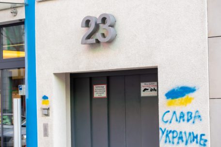 Liebesgr&uuml;&szlig;e nach Moskau: Vor der Gazprom-Zentrale hat jemand am Donnerstag &bdquo;Es lebe die Ukraine&ldquo; auf die Fassade gespr&uuml;ht. Das Graffito wurde schnell entfernt.