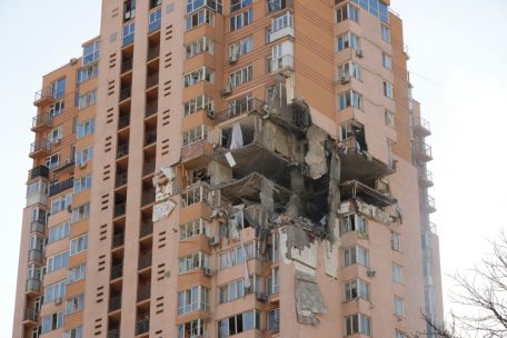 Ukraine, Kiew: Ein Wohnhaus, das nach einem Raketenangriff am 26. Februar 2022, besch&auml;digt wurde.&nbsp;