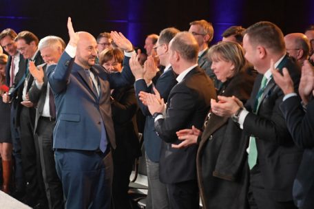 Medien / Etienne Schneider weist Kritik zurück: Es gehe um Bestand einer Luxemburger Bank – und Arbeitsplätze 