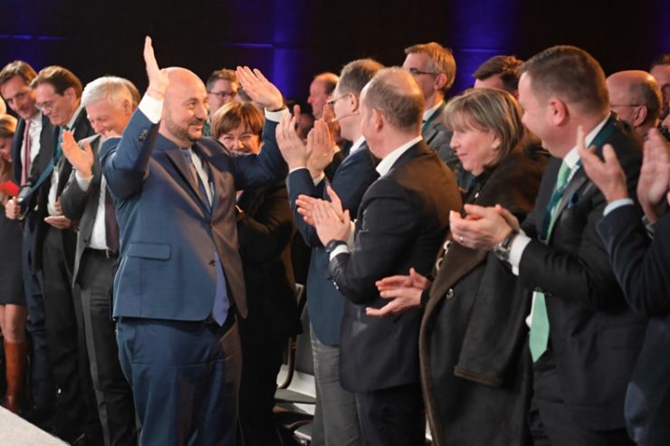 Medien / Etienne Schneider weist Kritik zurück: Es gehe um Bestand einer Luxemburger Bank – und Arbeitsplätze 