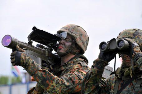 Ukraine-Krieg / Kurswechsel in der Krise: Deutschland liefert Waffen an Ukraine