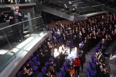 Der fr&uuml;here Bundespr&auml;sident Joachim Gauck, (l) umarmt den Botschafter der Ukraine in Deutschland, Andrij Melnyk, zu Beginn der Sondersitzung des Bundestags zum Krieg in der Ukraine.