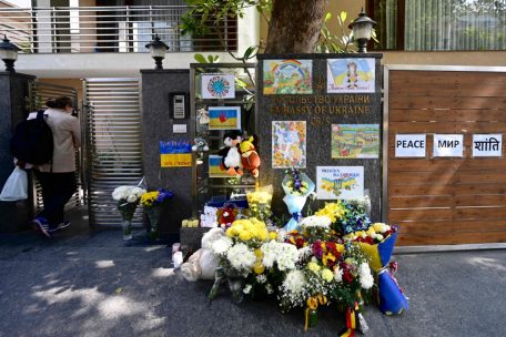 Blumen, Pl&uuml;schtiere und Poster als Zeichen der Unterst&uuml;tzung vor dem Haupttor der ukrainischen Botschaft in Neu-Delhi am 27. Februar 2022