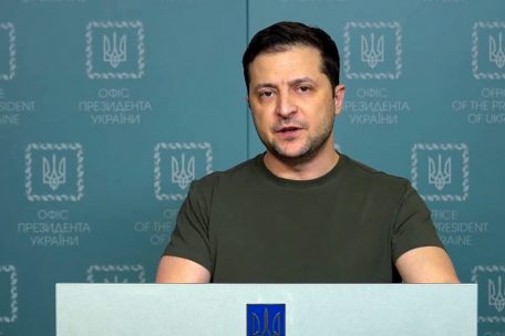 Immer noch vor Ort: Dieses vom Pressedienst der ukrainischen Pr&auml;sidentschaft am 27. Februar 2022 ver&ouml;ffentlichte Handout-Foto zeigt den ukrainischen Pr&auml;sidenten Wolodymyr Zelenski bei einer Ansprache in Kiew