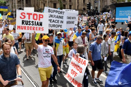 Menschen nehmen am 27. Februar 2022 in Melbourne an einem Protestmarsch gegen die russische Invasion in der Ukraine teil