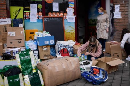 Freiwillige packen am 27. Februar 2022 vor dem &bdquo;Ukramarket&ldquo;-Gesch&auml;ft in Madrid lebensnotwendige G&uuml;ter ein, die im Rahmen einer Sammelaktion zur Unterst&uuml;tzung der B&uuml;rger in der Ukraine gespendet wurden