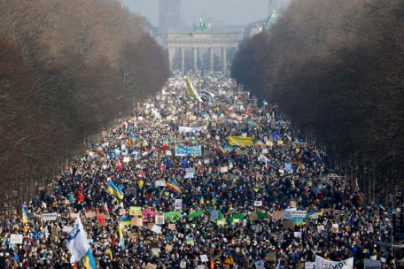 Demonstranten dr&auml;ngen sich um die Siegess&auml;ule und in der N&auml;he des Brandenburger Tors in Berlin, um am 27. Februar 2022 f&uuml;r den Frieden in der Ukraine zu demonstrieren