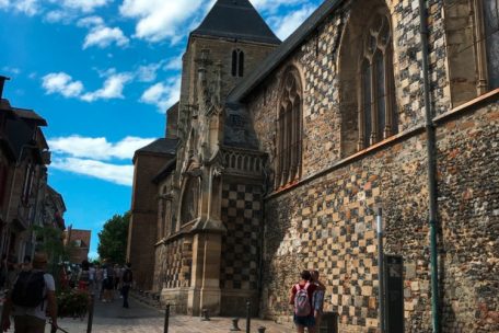 Die „Eglise Saint Martin“, Baujahr 1500, in der typischen Bauweise der Region