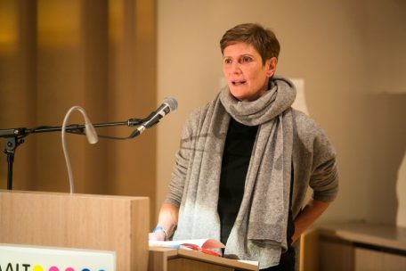 Corina&nbsp;Cioc&acirc;rlie bei der Vorstellung des literarischen Reisef&uuml;hrers