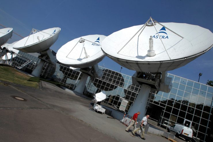 EU-Sanktionen gegen Putin-TV / „Schlag gegen Desinformations-Ökosystem“ – SES kann „RT“ vom Satelliten werfen