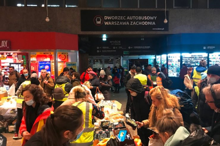 Reportage / Am Busbahnhof in Warschau kreuzen sich die Wege von Flüchtlingen und freiwilligen Kämpfern