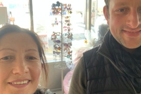 Nina Zorya und Kim Grangenette auf dem Weg in die Ukraine – hier beim Zwischenstopp in Polen am Donnerstag