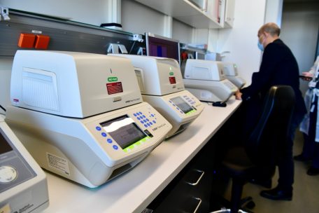 Corona-Fallzahlen / „Santé“ meldet am Freitag: 653 von 2.535 Tests positiv – ein weiterer Mensch stirbt