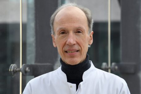 Dr. G&eacute;rard Schockmel ist Facharzt f&uuml;r Infektionskrankheiten an den H&ocirc;pitaux Robert Schuman (HRS). Er hat rund zehn Jahre lang zu RNA-Viren geforscht.